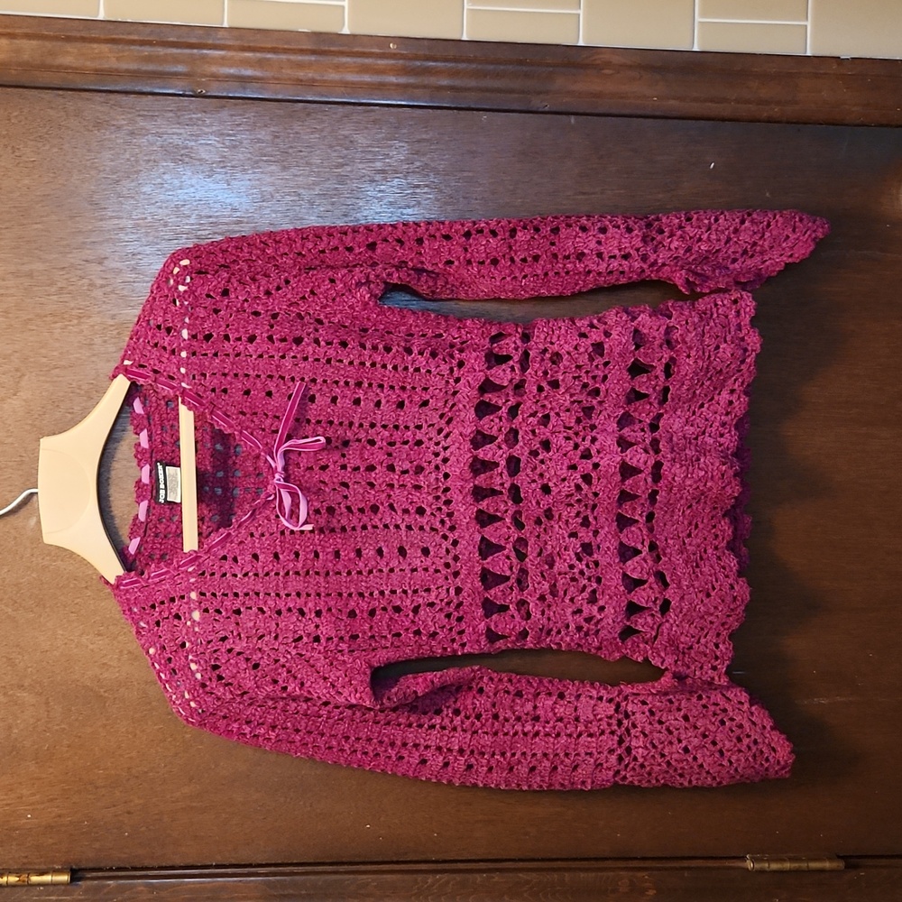 Crocet look long sleeve top with scalloped wrists